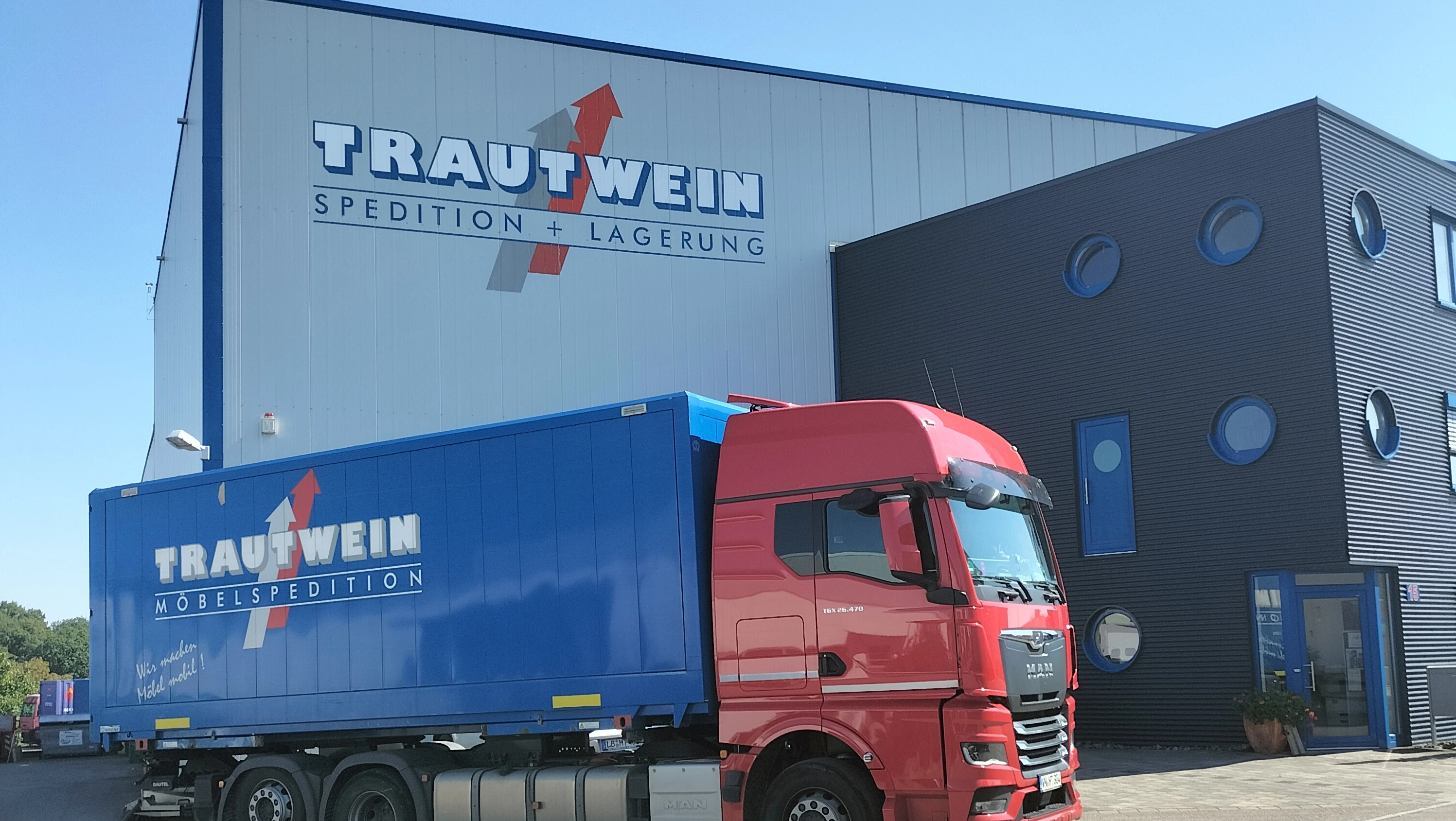LKW geparkt vor dem Firmensitz der Spedition Trautwein.